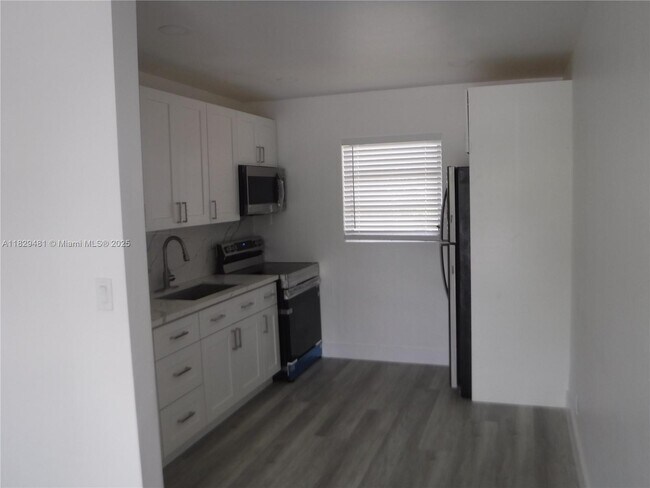 Building Photo - 1045 NE 39th Dr