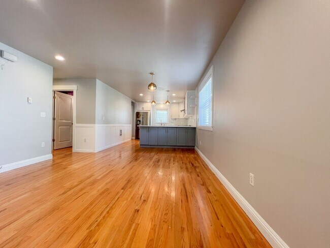 Building Photo - 2Bd/3Ba Seattle Townhouse