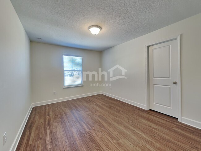 Building Photo - 905 Walden Pond Dr