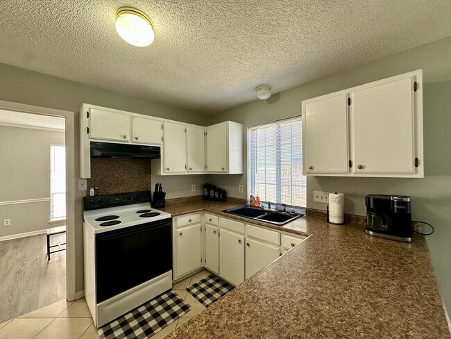 Building Photo - 9501 Pondside Ln