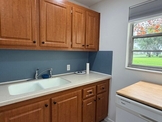 Building Photo - 52 Dorset Dr