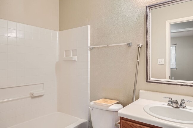 Building Photo - Adorable 3 bedroom off Shaenfield and 1604
