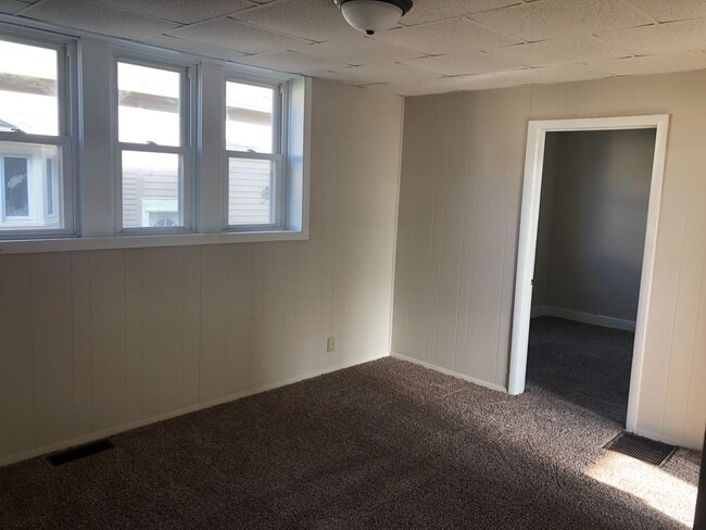 Building Photo - Fantastic 4 bedroom 2 full bath,