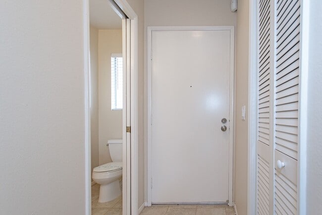 Building Photo - Great 2 BD Home in the Lake Park Terrace C...