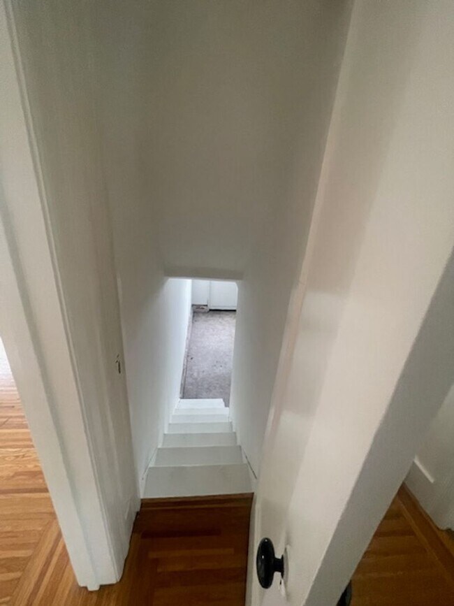 Building Photo - Great House in Oakland! 2 Beds, 1 Bath