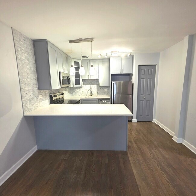 Building Photo - 420 W Aldine Ave