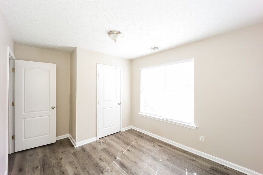 Building Photo - 587 Rosewood Cir