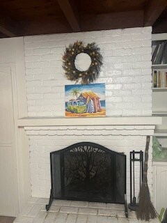 decorative fireplace(can be used with candles) - 7073 Mewall Dr
