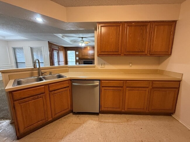 Building Photo - 816 Summit Dr