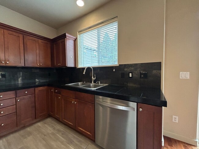 Building Photo - Spacious 4 Bed, 2.5 Bath Home!