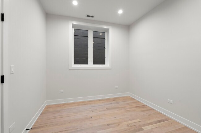 Building Photo - 428 E 50th Pl