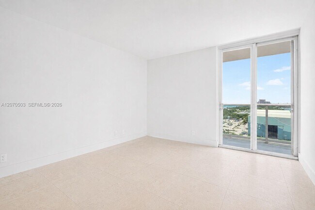 Building Photo - 100 Bayview Dr