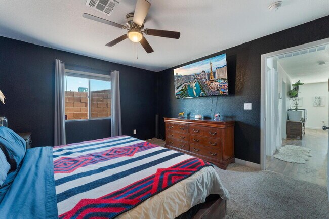 Building Photo - 2 Bedroom 1 bath Single Story Home on Large Lot with Solar and Water Purification