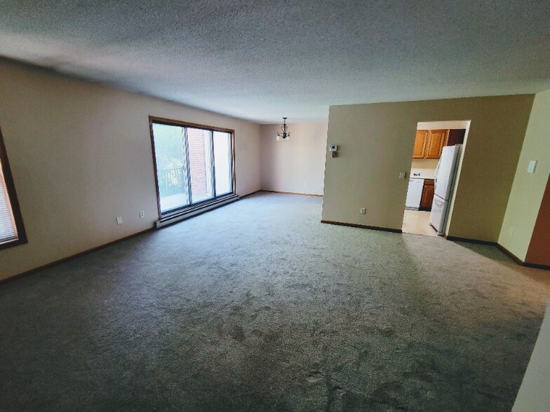 Building Photo - 737 Larpenteur Ave E
