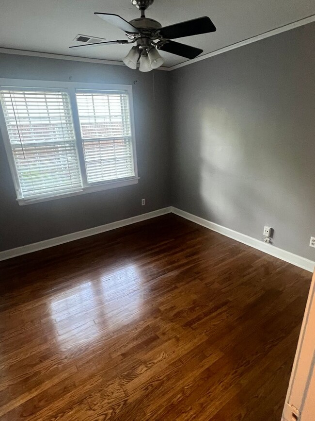 Building Photo - 3 bed, 1 bath near the University of Memphis