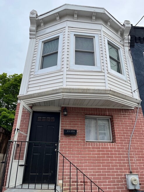 Building Photo - 1125 Pleasant St