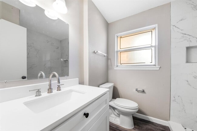 Building Photo - 9627 Glenwood Forest Dr