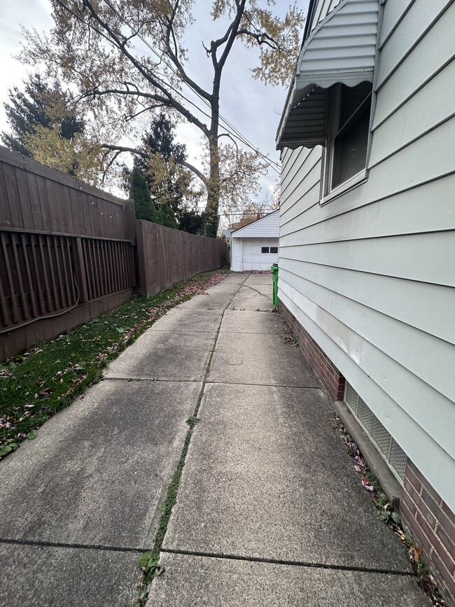 Building Photo - 1240 Avondale Rd