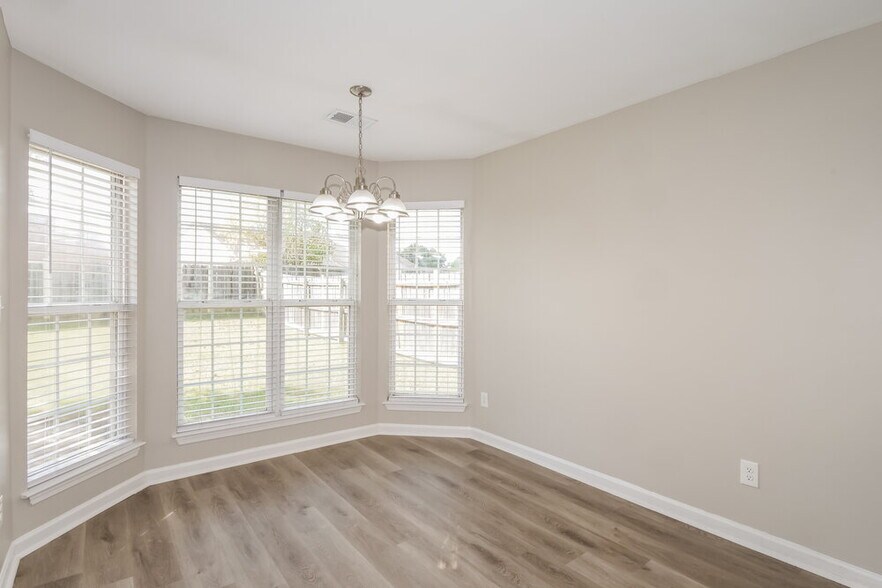 Building Photo - 6667 Kentbrook Dr