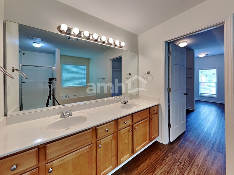 Building Photo - 6250 Mulberry Park Dr