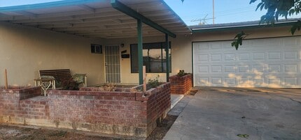 Building Photo - 8872 San Vicente Ave