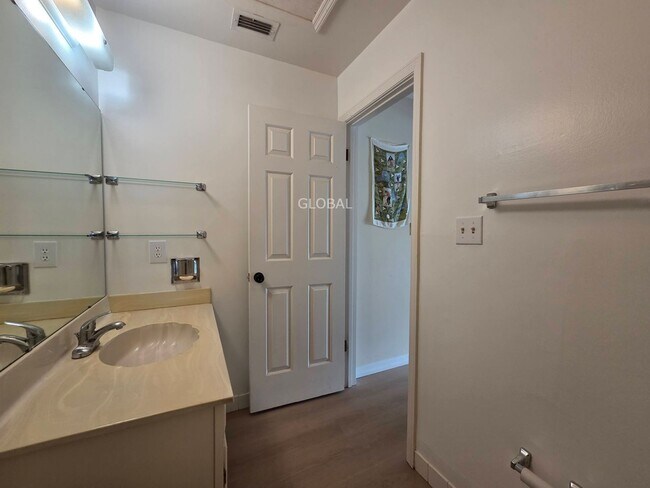 Building Photo - Charming 2-Bed, 2-Bath Condo Minutes from ...