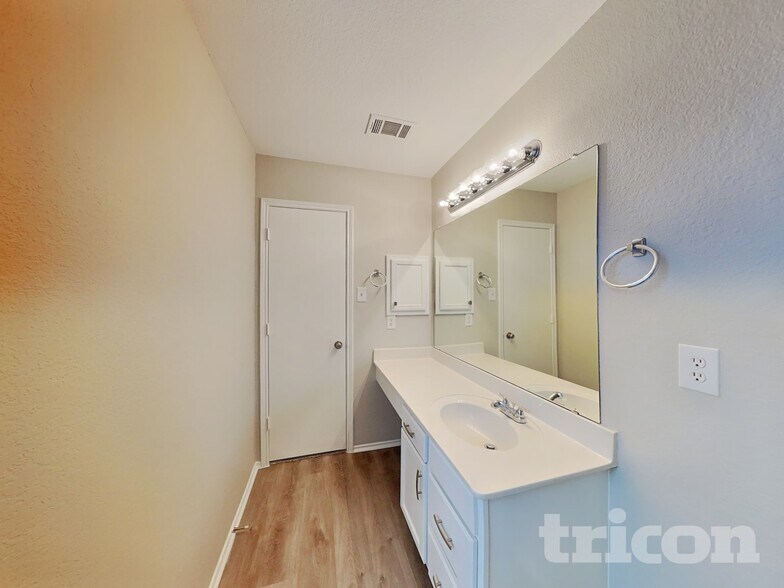 Building Photo - 8504 Hawkview Dr