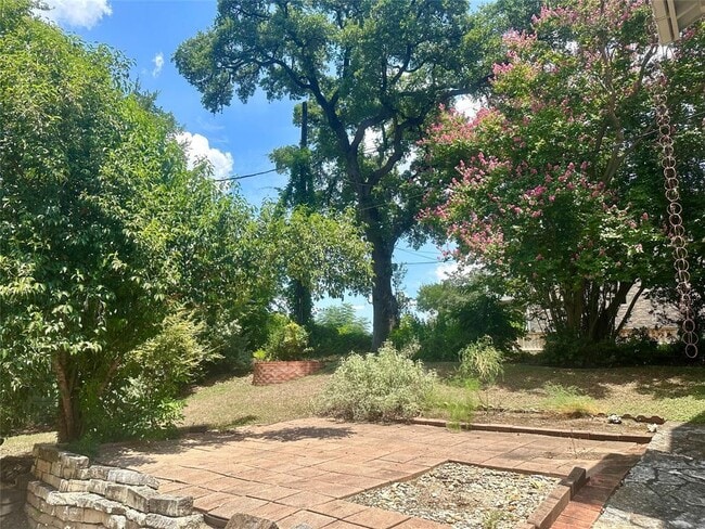 Building Photo - 312 Le Grande Ave