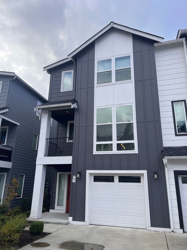 Primary Photo - Modern 3-Bedroom Condo in the Heart of Lyn...
