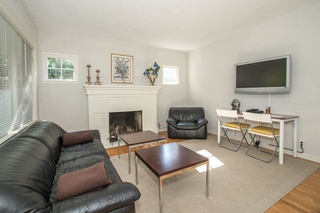 Building Photo - Charming Bungalow in Desirable Community Center Neighborhood!