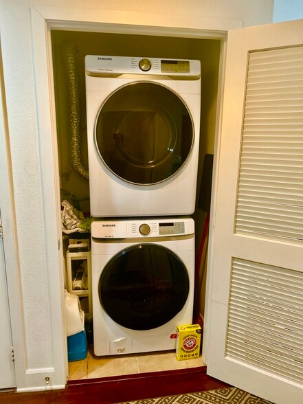 Building Photo - 300 E 4th St