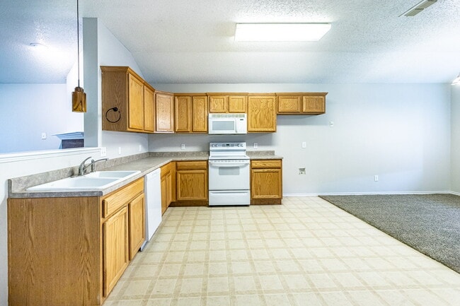 Building Photo - Half off First Full Month's rent ! /Quick Commute To Tech and Med Centers/ South Plains Electric ...