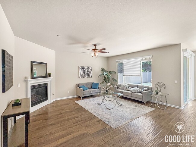 Building Photo - Stunning Home with Modern Comforts Spaciou...