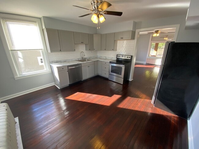 Building Photo - Large, Three-Bedroom Home in Devou Park