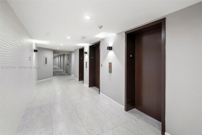 Building Photo - 2555 Collins Ave