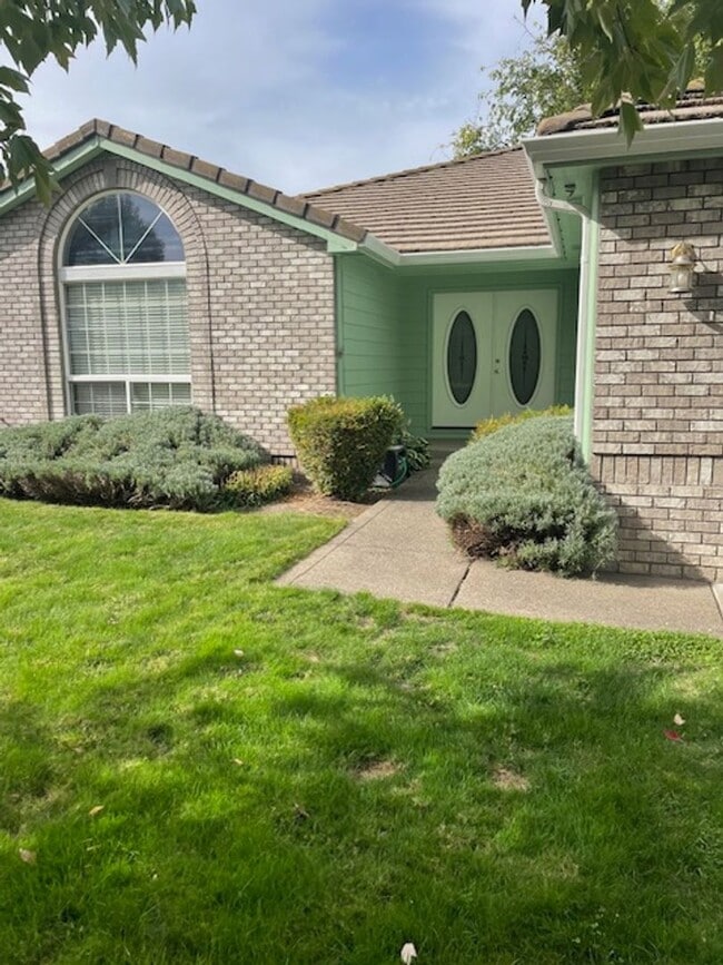 Building Photo - Quiet Peaceful 3 bedroom 2 bath Single Level home located in Central Point