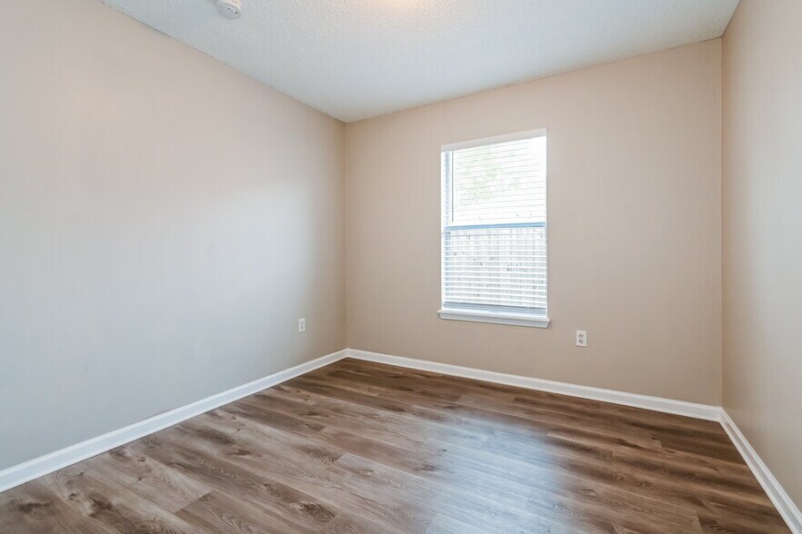 Building Photo - 14414 Woodfield Cir S