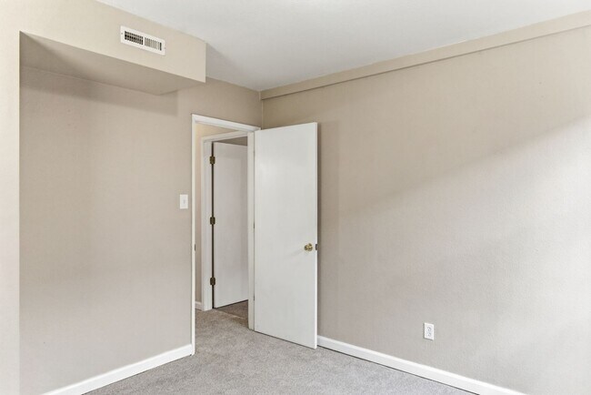 Building Photo - Spacious and versatile 6-bedroom, 2-bath split-level home