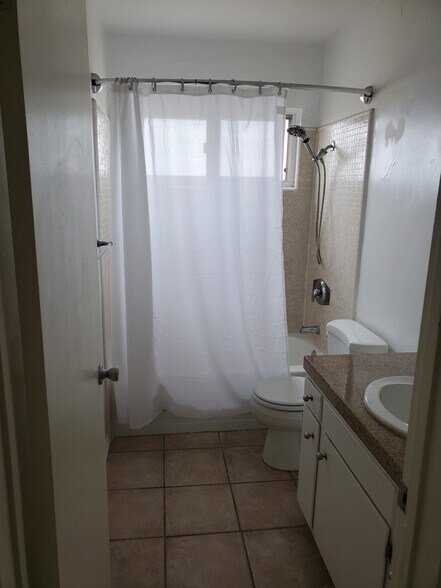 Bathroom - 4180 Louisiana St