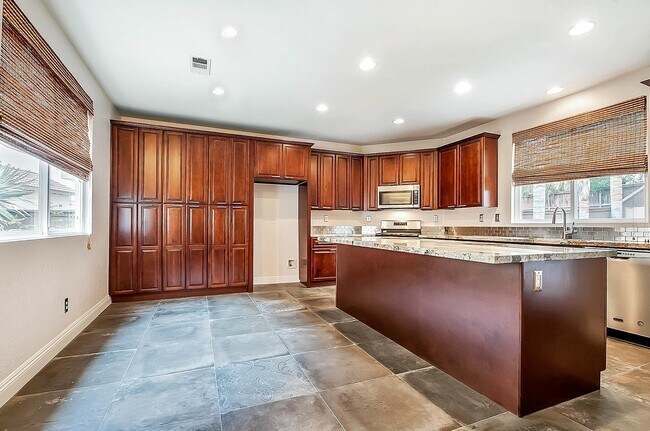 Building Photo - Modern 5 Bedroom in Paseo Del Sol