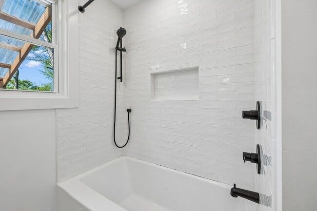 Building Photo - 902 Broadmoor Dr