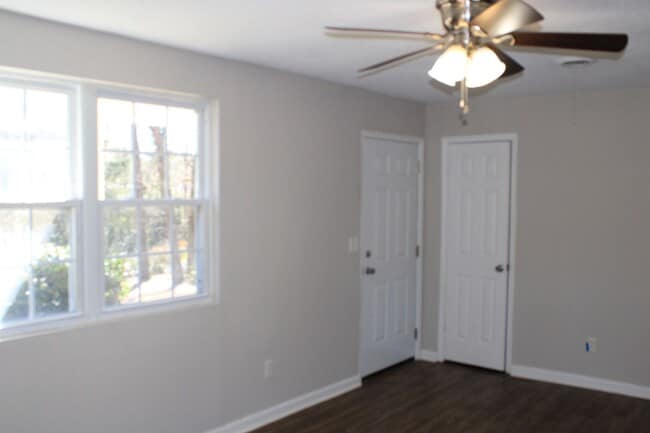 Building Photo - Awesomely Located 3 bedroom 2 bath Available!