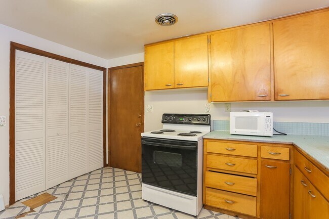 Building Photo - 2408 Lake Dr