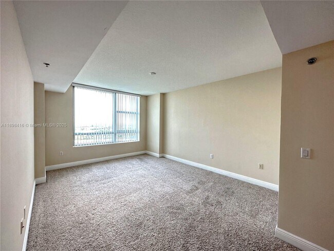 Building Photo - 2681 N Flamingo Rd