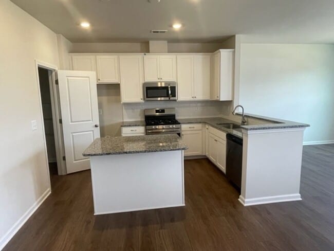 Building Photo - !!! Coming Soon!!! Stunning Townhome for Lease! Available 4/5/26