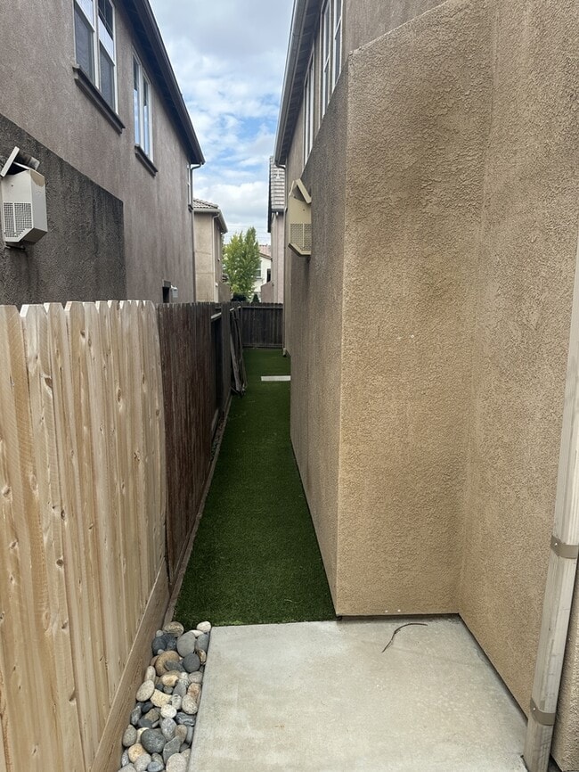 Building Photo - 3904 Purple Finch Ln