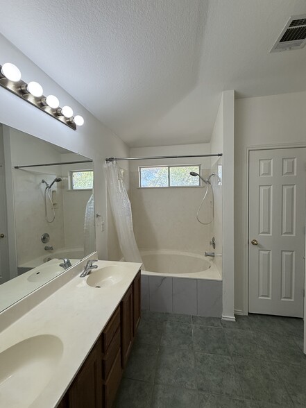 Building Photo - 700 House Creek Dr