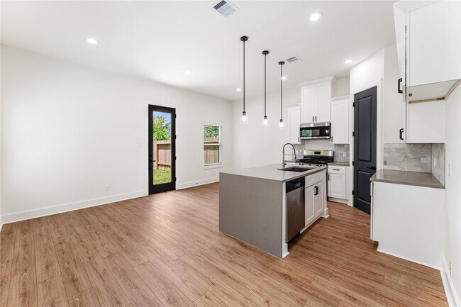 Building Photo - 3620 Mt Pleasant St