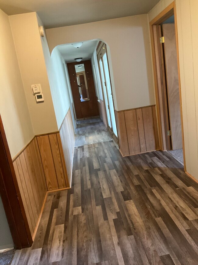 Building Photo - 407 N Vine Ave