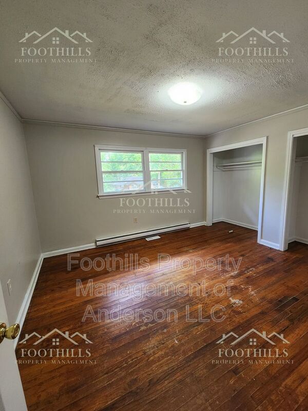 Building Photo - 204 Pine Ln